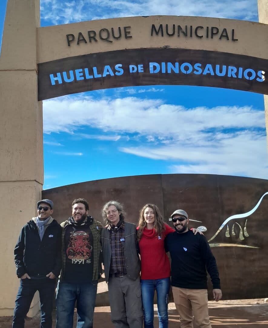 El equipo del Laboratorio y Museo de Dinosaurios de la Facultad de Ciencias Exactas y Naturales de la Universidad Nacional de Cuyo: (de izquierda a derecha) Juan Pedro Coria, Leonardo Ortiz David, Bernardo González Riga, Belén Tomaselli y Germán Sánchez