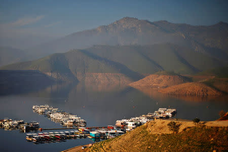 Houseboats sit on Lake Kaweah, well below the visible high-water mark in Lemon Cove, California, U.S. on January 17, 2015. REUTERS/Lucy Nicholson/File Photo