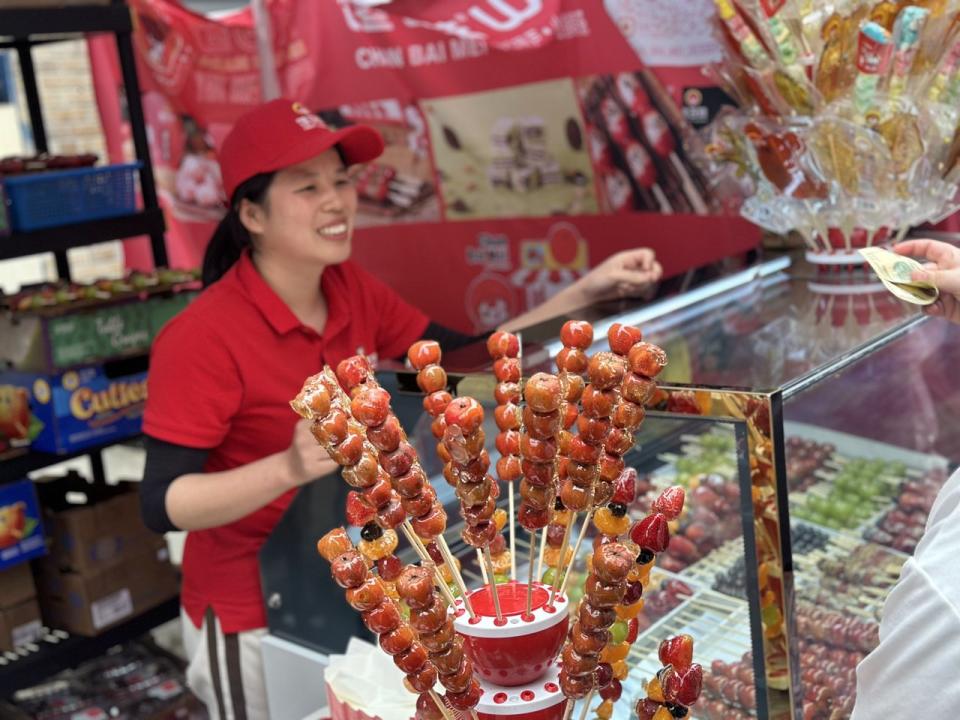 冰糖葫蘆攤位吸引不少外族裔食客。(記者范航瑜／攝影)