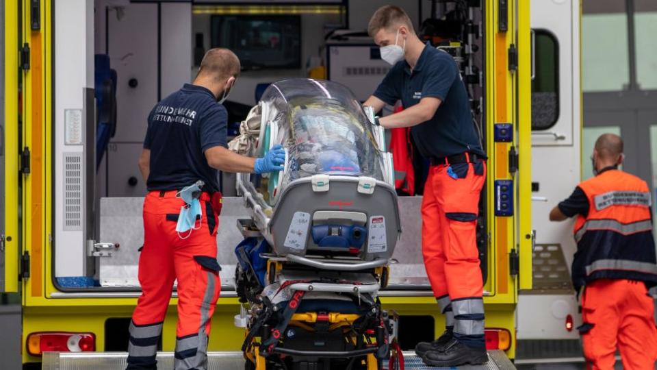 Navalny llega al hospital en Berlín