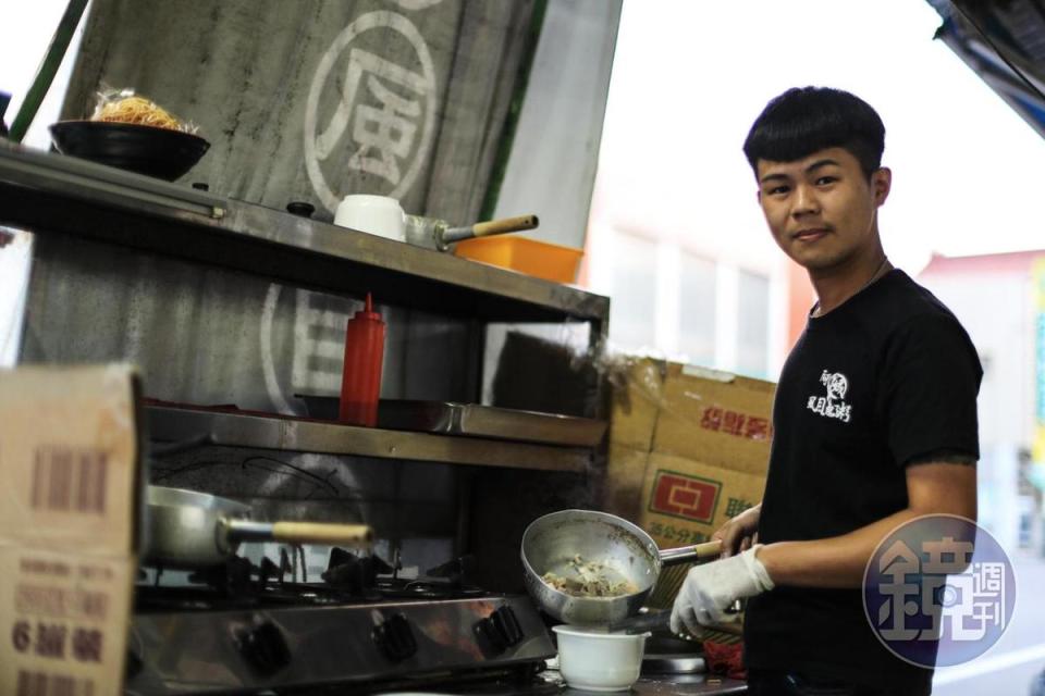黃琦瀚是家中的老大，也肩起「阿娥虱目魚粥」的掌廚工作。