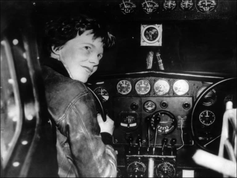Photo non datée prise dans les années 30 de l'aviatrice américaine Amelia Earhart aux commandes de son avion (AFP/Archives - STAFF)