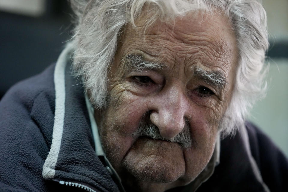 El expresidente uruguayo José "Pepe" Mujica hace una pausa durante una entrevista, en Montevideo, Uruguay, el sábado 22 de julio de 2023. Más de la mitad de los 3,3 millones de uruguayos dice no tener ninguna identidad religiosa y, entre ellos, el ateo más conocido es Mujica. (AP Foto/Natacha Pisarenko)
