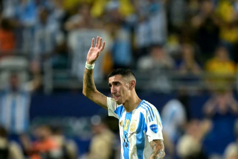 El delantero #11 de Argentina, Ángel Di María, abandona el terreno de juego después de ser sustituido durante el partido final de la Copa América Conmebol 2024 entre Argentina y Colombia en el Hard Rock Stadium, en Miami, Florida, el 14 de julio de 2024. Di María ratificó el 30 de julio de 2024 que no jugará en Rosario porque sufrió diversas intimidaciones (JUAN MABROMATA)