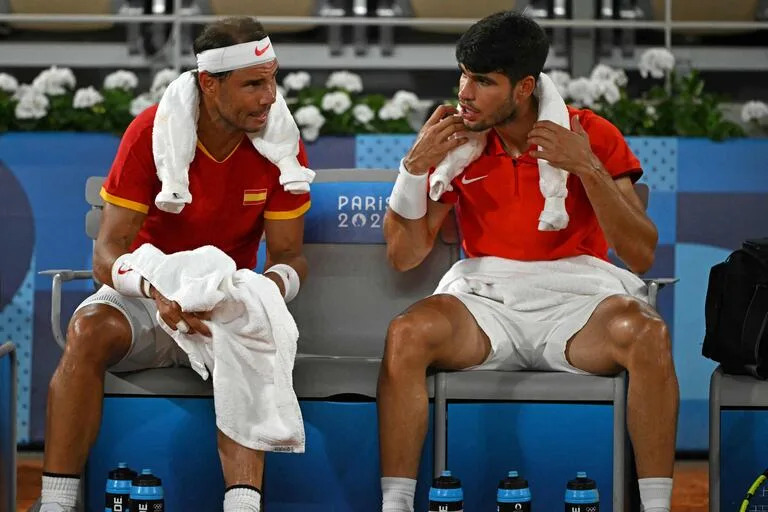 Nadal y Alcaraz, sofocados en París, se dieron el gusto de competir juntos en dobles y llegaron hasta los cuartos de final