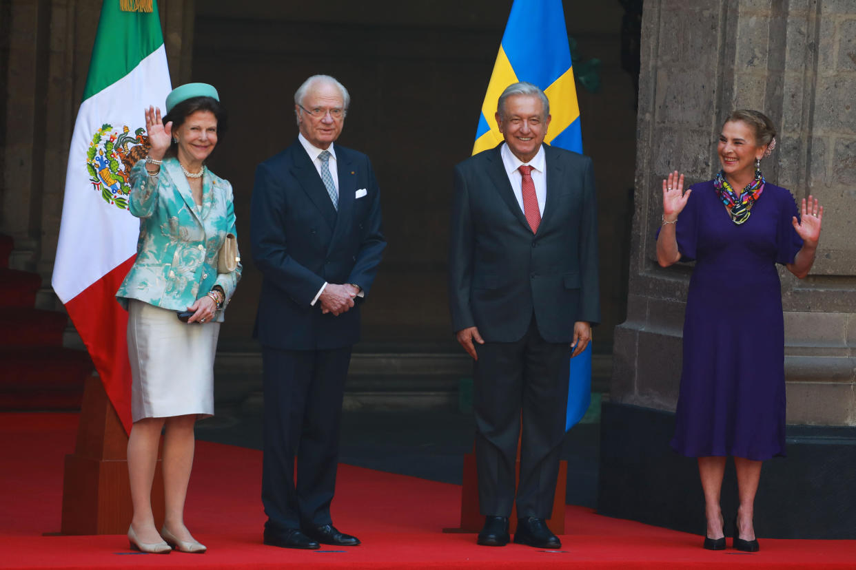 La reina Silvia Sommerlath de Suecia y el rey Carlos XVI Gustavo de Suecia junto a Andrés Manuel López Obrador y su esposa Beatriz Gutiérrez Müller, durante una ceremonia de bienvenida en el Palacio Nacional de la Ciudad de México. (Photo by Daniel Cardenas/Anadolu via Getty Images)