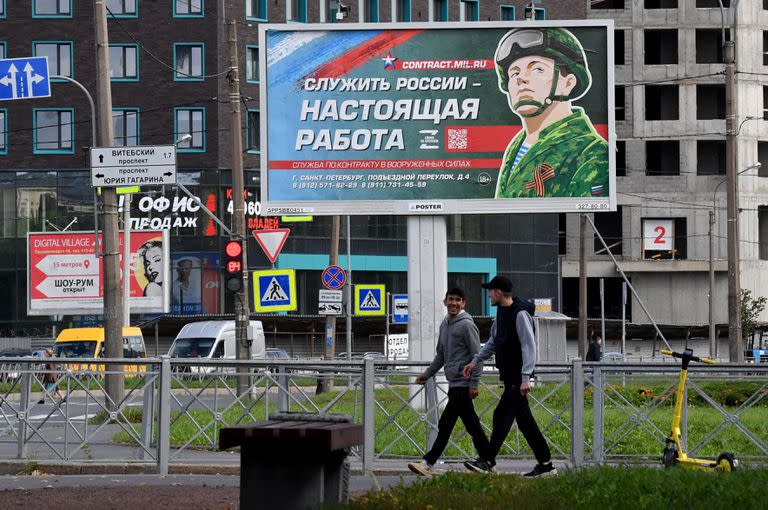 En esta foto tomada el 20 de septiembre de 2022, una valla publicitaria promociona el servicio militar en San Petersburgo.