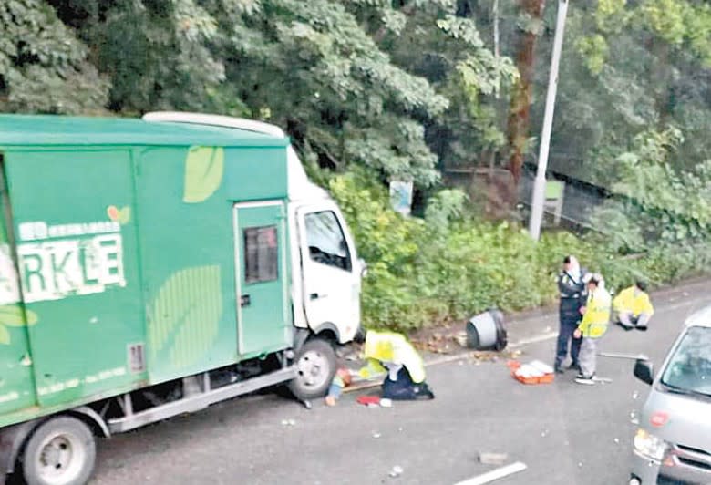 客貨車男司機被困車底，送院後不治。