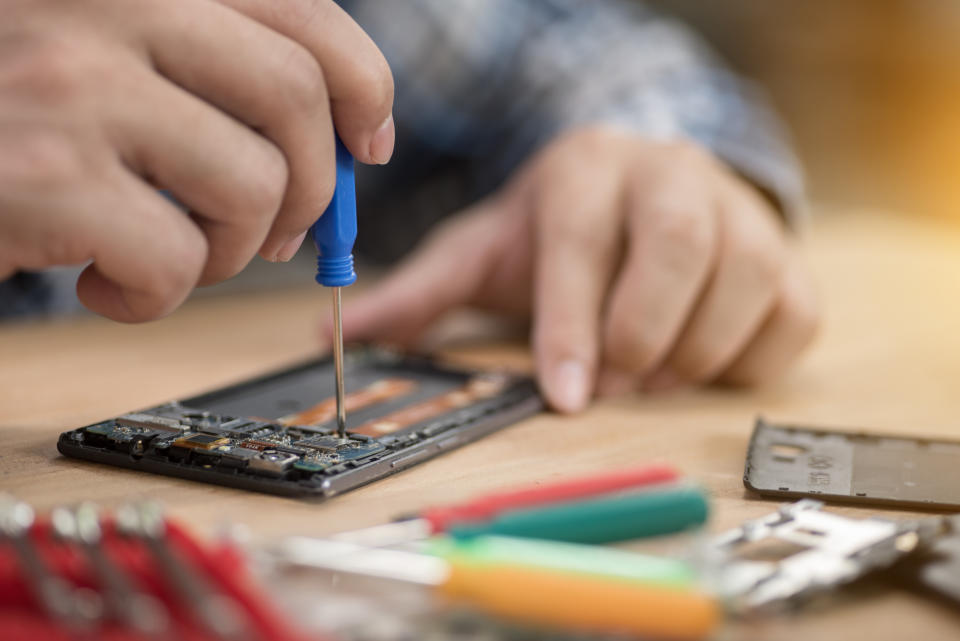 Hay que intentar reparar el celular antes de cambiarlo por otro (Foto:Getty)