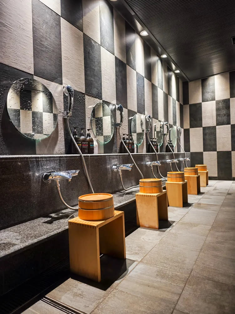 大浴場設計概念參考了大阪的澡堂文化特色「光和影」，並使用「白銀色」表現大阪以商人之都華麗繁榮的一面、「銀黑色」則在展現作為經濟發展代價而瀰漫城市的黑煙。田欣雲攝