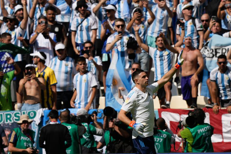 Dibu Martínez y una conexión particular con el público: el arquero le dedicó la atajada a los hinchas argentinos