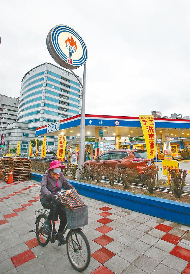 國際油價飆漲，中油為穩固民生物價，自行吸收漲幅，導致去年中油大虧434億元，創下13年最慘紀錄。（鄧博仁攝）