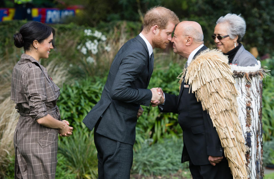 <p>Lors de sa visite en Nouvelle-Zélande, Meghan Markle est apparue portant un trench à carreaux de la créatrice néo-zélandaise Karen Walker.<br>Crédit : Getty </p>