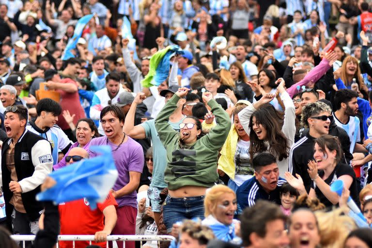 Los hinchas argentinos festejan en Mar del Plata el triunfo de la Selección frente a México