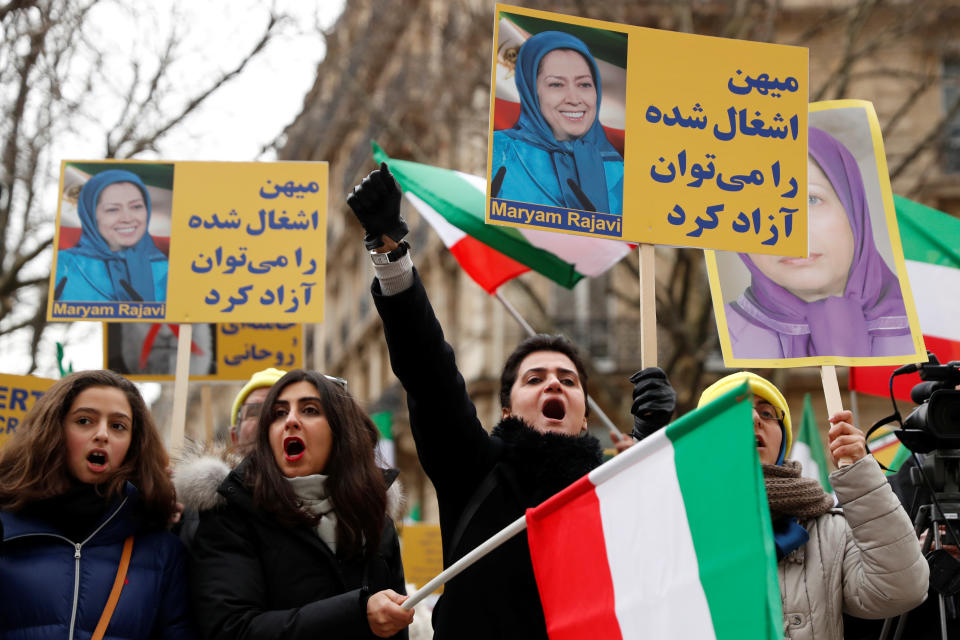 <p>People demonstrate in solidarity with anti-government protests in Iran near the Iranian embassy in Paris, France, Jan. 6, 2018. (Photo: Gonzalo Fuentes/Reuters) </p>