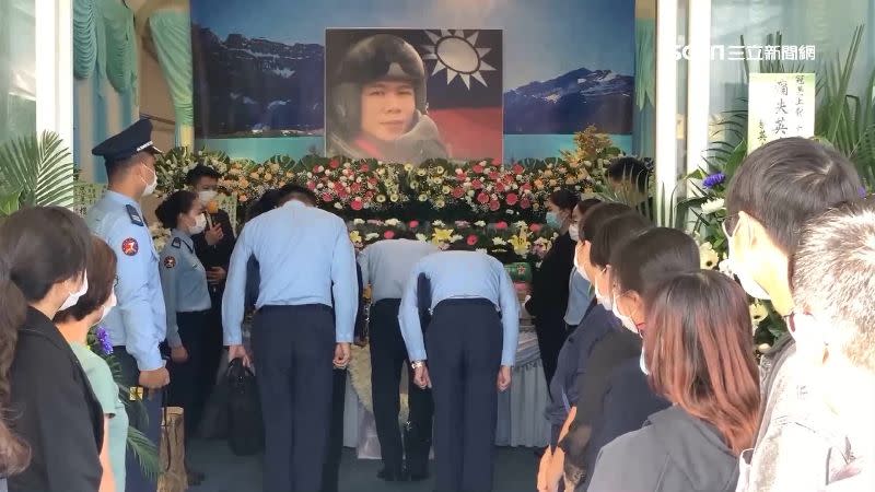空軍司令熊厚基到殯儀館三鞠躬致意。