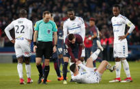 Soccer Football - Ligue 1 - Paris St Germain vs RC Strasbourg - Parc des Princes, Paris, France - February 17, 2018 Paris Saint-Germain’s Giovani Lo Celso helps up Strasbourg’s Pablo Martinez after referee Thomas Leonard awards a freekick to Strasbourg REUTERS/Benoit Tessier