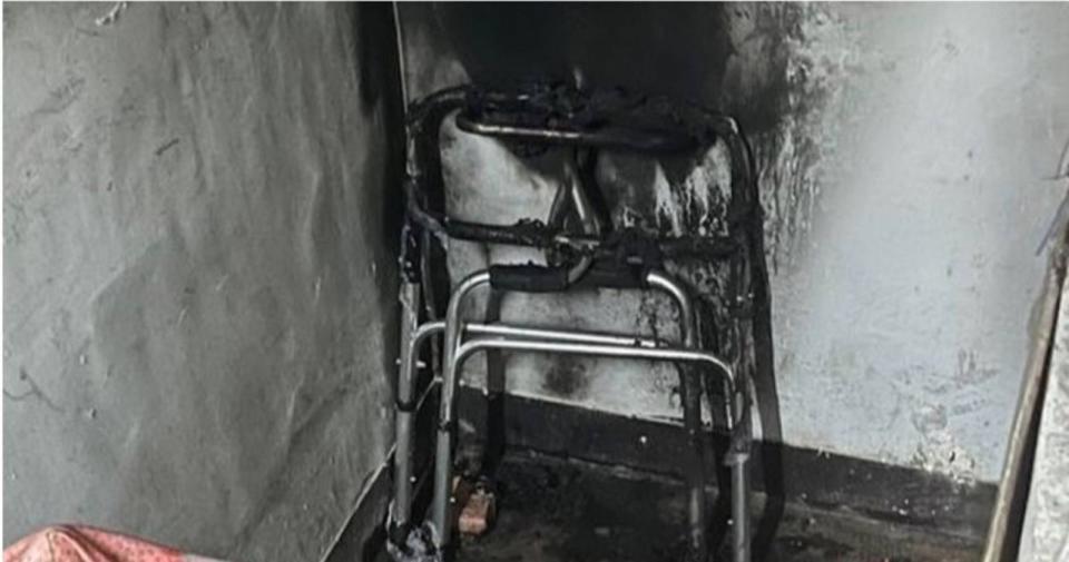 80老翁與65歲女友吵架，跑到對方住處樓梯間縱火，幸好只燒毀一個助行器與腳踏車。（讀者提供）