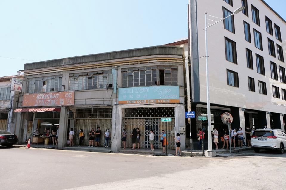 A long queue snaked from Tai Buan Porridge along Muntri Street to Leith Street as early as 11.30am in George Town. — Pictures by Steven Ooi KE