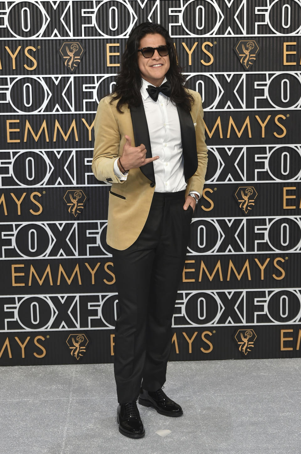 Cristo Fernández llega a la 75a edición de los Premios Emmy el lunes 15 de enero de 2024 en el Teatro Peacock de Los Ángeles. (Foto Richard Shotwell/Invision/AP))