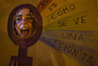 <p>Una mujer marcha tras un cartel durante la manifestación de Pamplona (AP Photo/Alvaro Barrientos) </p>