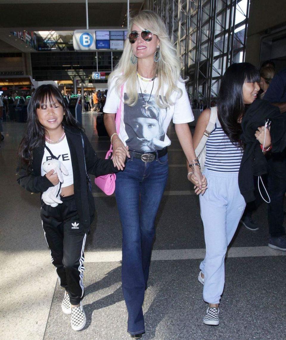 <p>Le 7 octobre dernier, Laeticia Hallyday est arrivée en France, à Paris, en compagnie de ses deux filles, Jade et Joy. Alors qu’elle n’avait plus remis les pieds dans l’Hexagone depuis décembre dernier, la veuve de Johnny Hallyday est venue faire la promo de l’album posthume de son défunt mari : “Mon pays, c’est l’amour”. Crédit photo : Instagram fabiennehallyday </p>