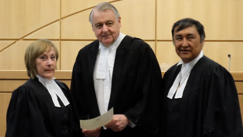 Inuk lawyer introduces another Inuk lawyer as she's called to the bar