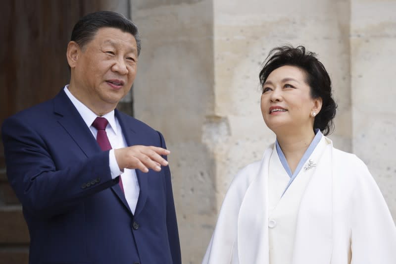 <cite>中國國家主席習近平與夫人彭麗媛2024年5月訪問法國。（美聯社）</cite>