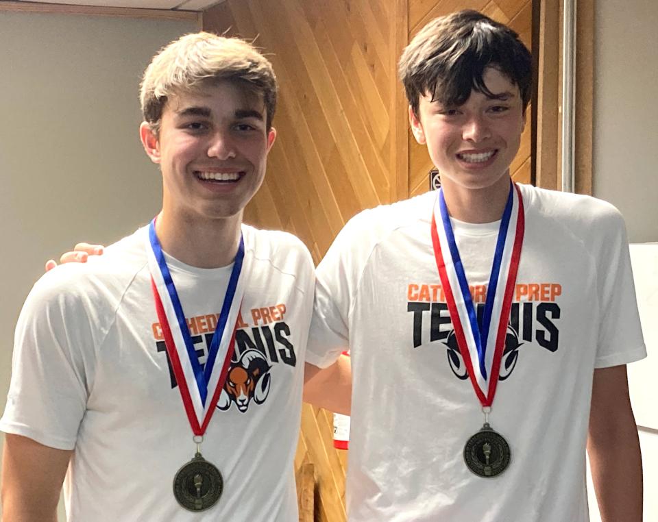 Hayden Hutchinson de Cathedral Prep, a la izquierda, y Jonah Ng posan con las medallas de oro que recibieron por ganar el torneo de tenis de dobles masculino Clase 2A del Distrito 10 del miércoles en Westwood Racquet Club.