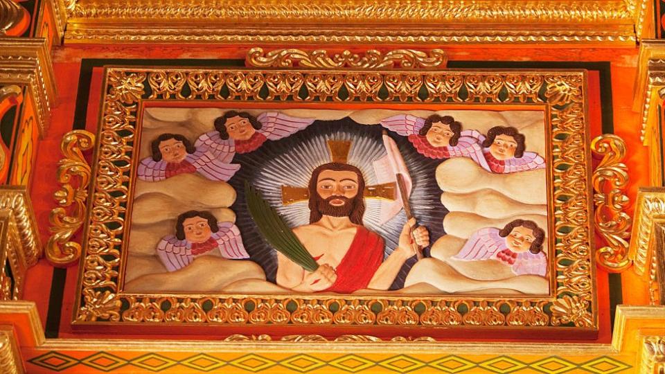 Imagen de madera policromada del Cristo resucitado en estilo mestizo-barroco en el altar principal de la misión jesuita de Concepción, departamento de Santa Cruz, Bolivia.