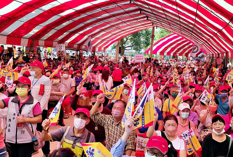 圖片說明：市議員李曉鐘競選總部成立，大批支持者前來致賀（圖/記者范文濱攝）