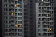 <p>Edificio de apartamentos en Hong Kong. Foto: Billy H.C. Kwok/Bloomberg </p>