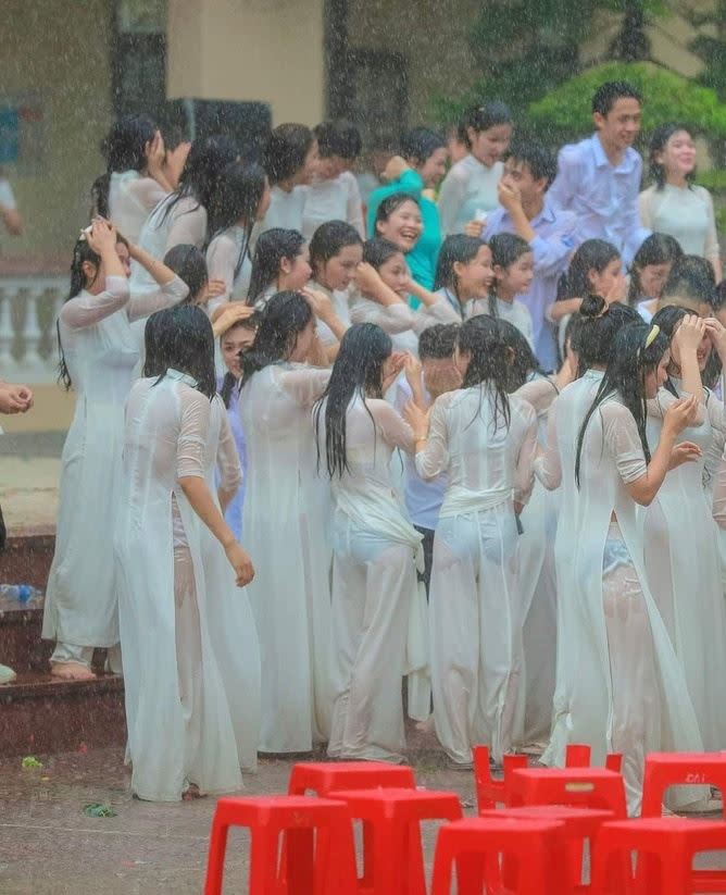 越南女學生穿著傳統服飾「奧黛」參加畢業典禮，被雨淋濕。（圖／翻攝PTT）