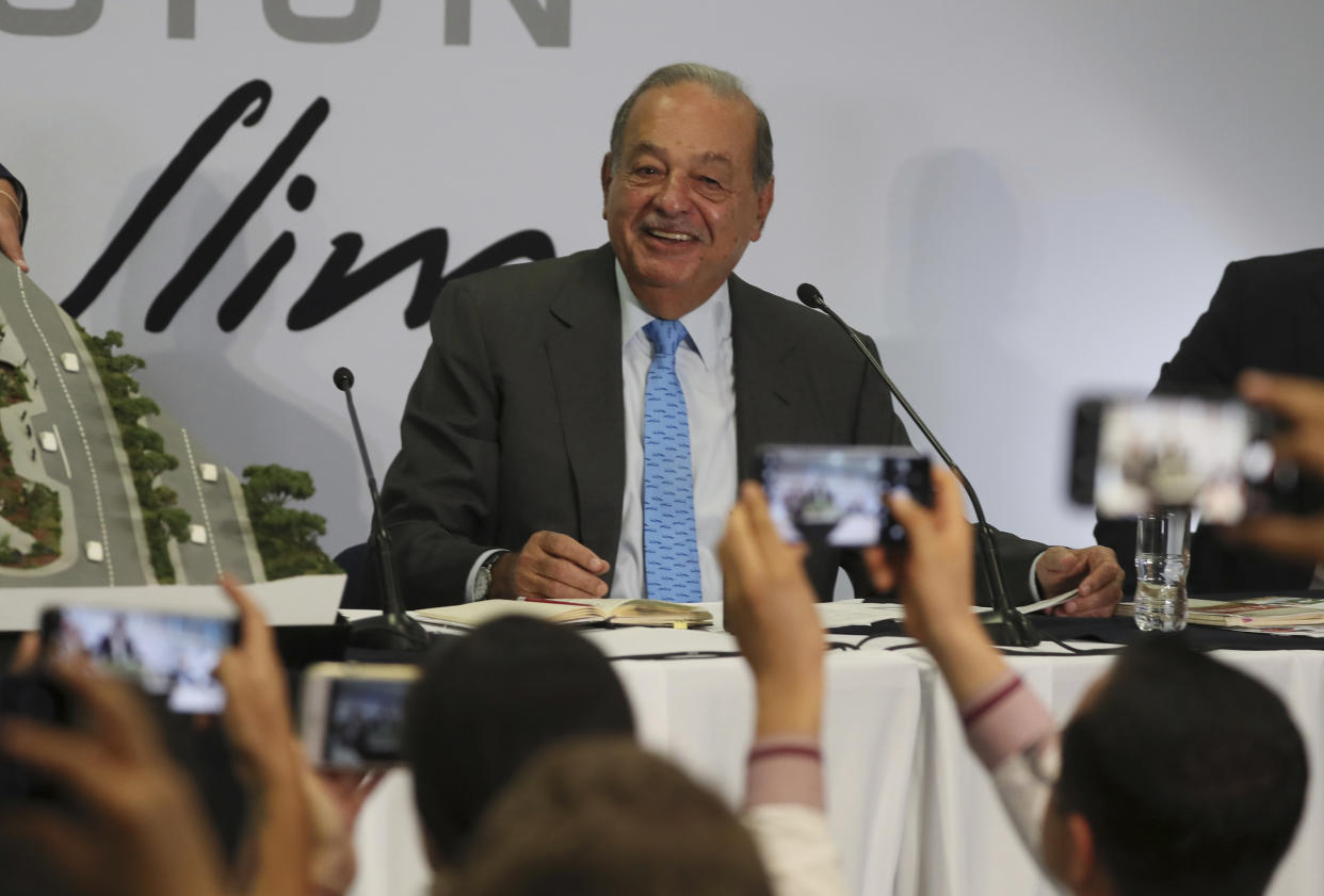 El multimillonario Carlos Slim responde a las preguntas de los periodistas durante una conferencia de prensa en la Ciudad de México, el miércoles 16 de octubre de 2019. (AP Foto/Fernando Llano)
