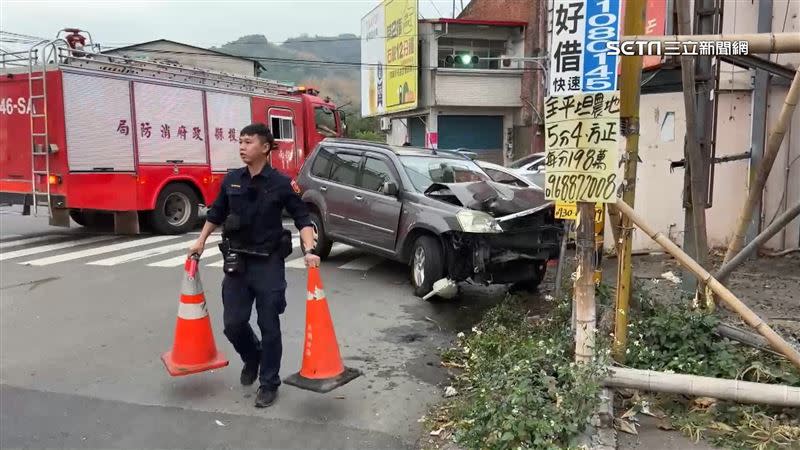 休旅車自撞電線桿，造成車頭及紅綠燈毀損。