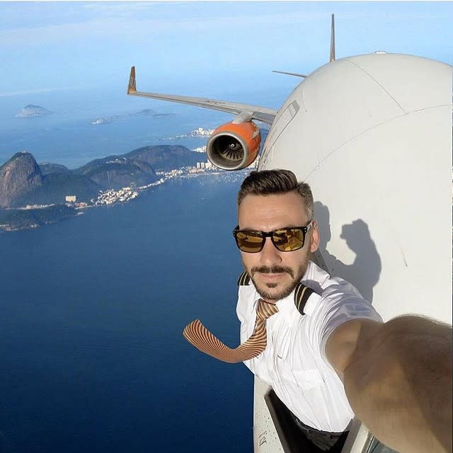 <p>Luxus-Selfie Während sich gewöhnliche Touris beim Landeanflug auf die Urlaubsinsel die Nasen an den Scheiben platt drücken, hat dieser junge Mann eine bessere Idee. Von wegen Rückenlehne hochstellen und Gurt anlegen. Nee, lieber schnell mal an die frische Luft und einen Selfie schießen. Tja, das geht dann wohl auch nur im Privatjet. (Bild: Instagram/luxworld.inc) </p>