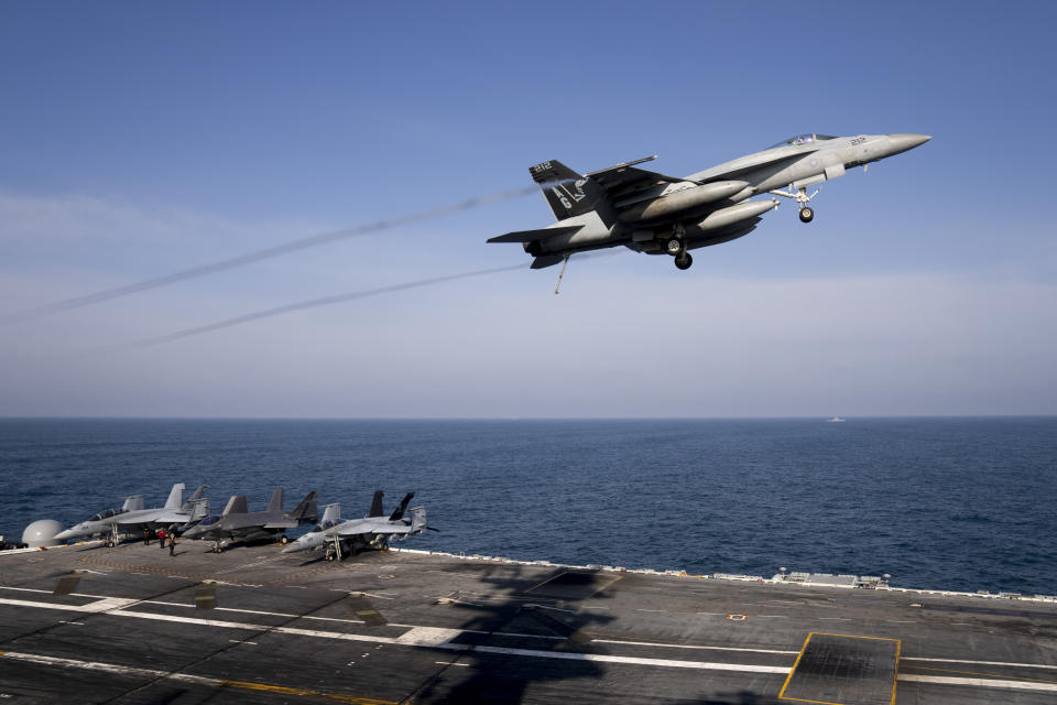 Un avión de combate F/A-18 Super Hornet pasa sobre el puente del portaaviones de propulsión nuclear USS George Washington durante ejercicios militares conjuntos con Argentina, el jueves 30 de mayo de 2024, en aguas del país sudamericano. (AP Foto/Víctor R. Caivano)