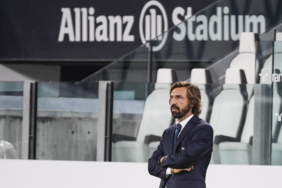 El técnico de la Juventus Andrea Pirlo observa el partido contra la Sampdoria en Turín por la Serie A italiana, el domingo 20 de septiembre de 2020. (Marco Alpozzi/LaPresse vía AP)