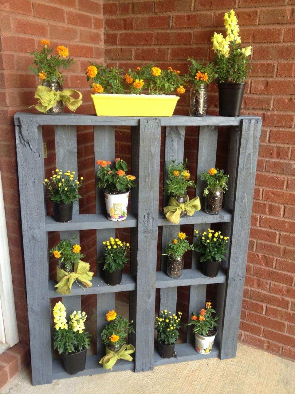 Make a Pallet Flower Display