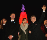 Juliana en Salta. “Medianoche en la Ciudad de Salta, en el acto de homenaje al general Martín Miguel de Güemes”, escribió en Instagram, con esta foto junto a su marido, y al Gobernador de la provincia, Juan Manuel Urtubey, con su pareja, la actriz Isabel Macedo. Juliana le hizo frente al frío con un abrigadísimo tapado relleno de piel.