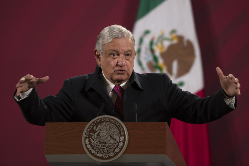 ARCHIVO - En esta fotografía del 18 de diciembre de 2020, el presidente Andrés Manuel López Obrador habla durante su conferencia de prensa matutina en el Palacio Nacional de la Ciudad de México. (AP Foto/Marco Ugarte, archivo)