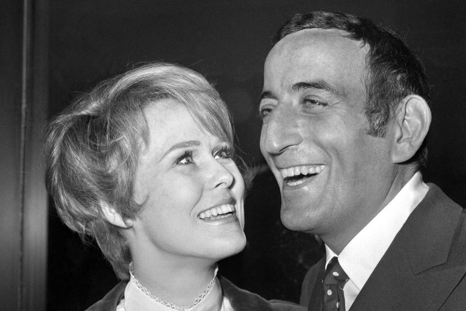 El cantante Tony Bennett con Sandi Grant, 1968 (AP)