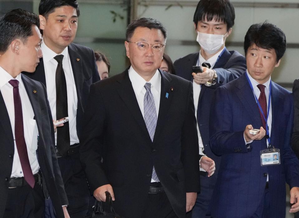 2023年12月11日，捲入收回扣醜聞的日本內閣官房長官松野博一在首相府被記者包圍。美聯社