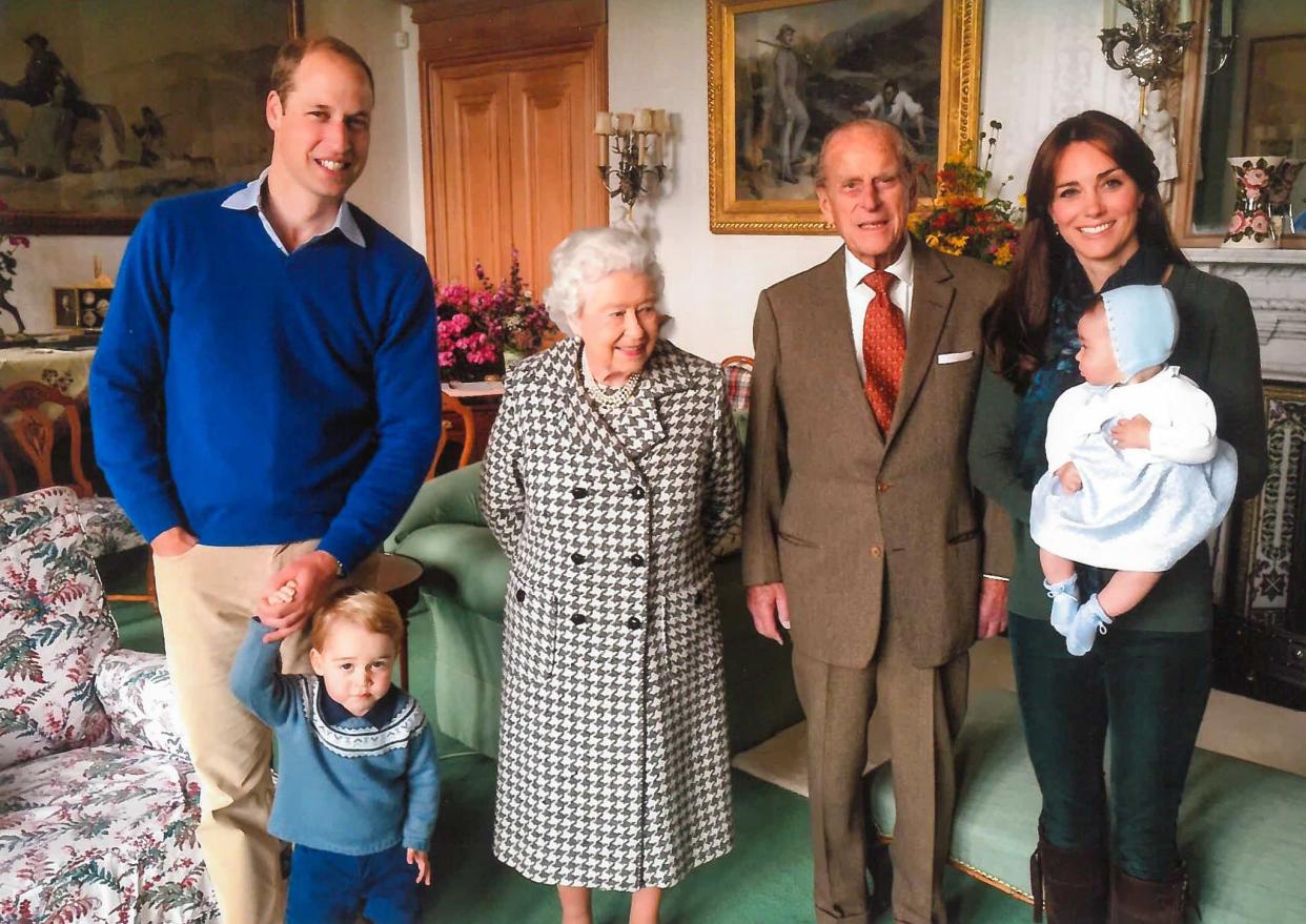 William, Kate et leurs enfants, accompagnés de la reine Elizabeth et du prince Philip - Twitter / Kensington Royal