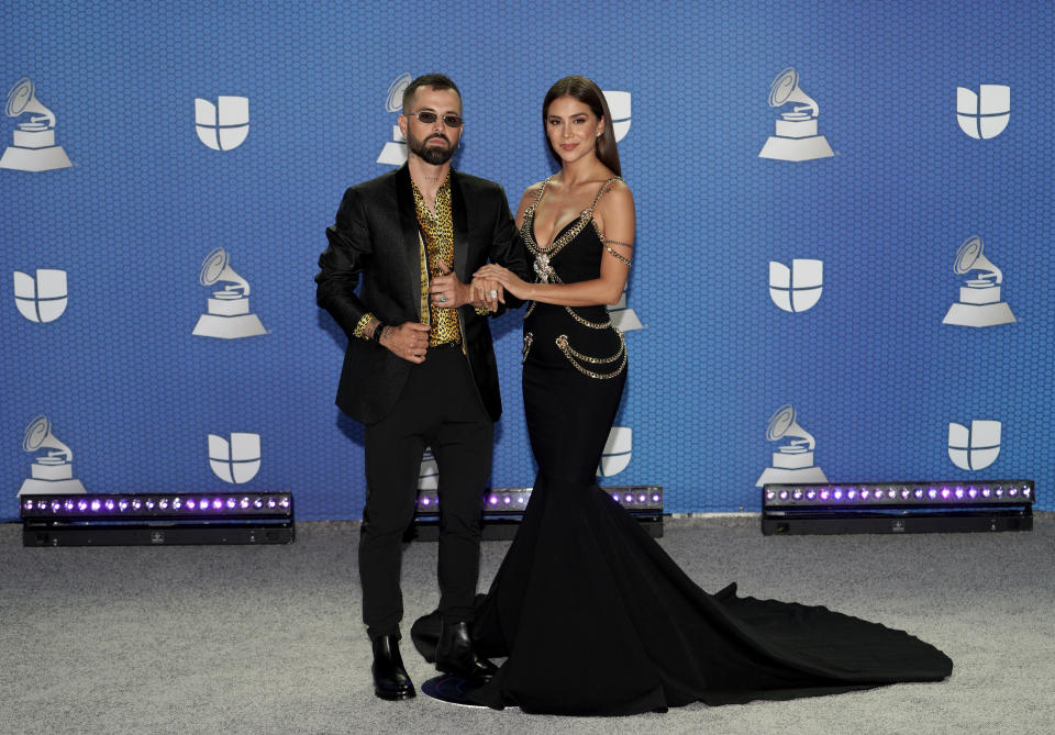 Mike Bahía se llevó el premio a Mejor Artista Nuevo, pero en el <em>photocall</em> no pudo competir con el espectacular Versace de su pareja: "Tengo que agradecerle a la música por volverme loco por ella, gracias a mi mánager que es un gran amigo, pero sobre todo a una mujer que llegó a cambiarme la vida, Greeicy", confesó el cantante al recoger su Grammy Latino. (Foto: Rodrigo Varela / Getty Images)