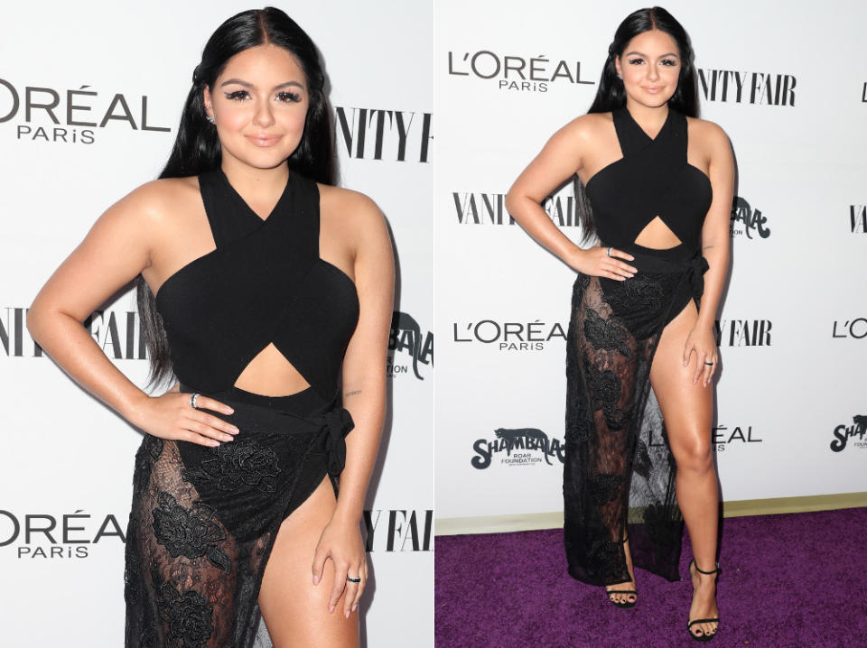 In einem Interview mit dem Onlineportal „Self“ verriet „Modern Family“-Star Ariel Winter (19) kürzlich, erst durch die Hilfe ihrer kurvenreichen Serienkollegin Sofia Vergara habe sie gelernt, ihren Körper zu lieben und stolz auf ihre Rundungen zu sein: „Sie erkannte, dass ich Probleme damit hatte, den richtigen Umgang mit meinem Körper zu finden, und gab mir immer Ratschläge wie: ‚Diese Labels hier würden gut zu deiner Figur passen‘ oder ‚Trag, was dir gefällt, und fühl dich wohl in deiner Haut.‘“ Das beeindruckende Ergebnis der Beratung zeigte Ariel nun in diesem freizügigen Wahnsinns-Look auf dem Young Hollywood-Event der „Vanity Fair“ – ein sexy Anblick, für den wir uns wohl vor allem bei Sofia Vergara bedanken müssen! (Bild: Rex Features)