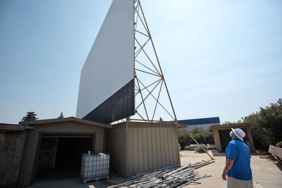 Mark Stotzer trabaja para reabrir el Ceres Drive-In, en Ceres, California, el viernes 4 de septiembre de 2020.