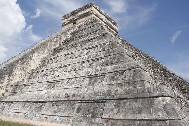 ARCHIVO - Esta fotografía muestra la pirámide de Kukulcán en el sitio arqueológico de Chichén Itzá, el sábado 24 de octubre de 2020, en la península de Yucatán, México. (AP Foto/Tomás Stargardter, archivo)