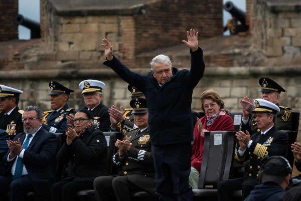 AMLO condecora Cienfuegos