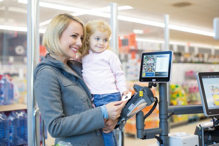 Ab sofort können Kunden bundesweit in allen Lidl-Filialen kontaktlos mit der Girocard bezahlen. Foto: “obs/LIDL”